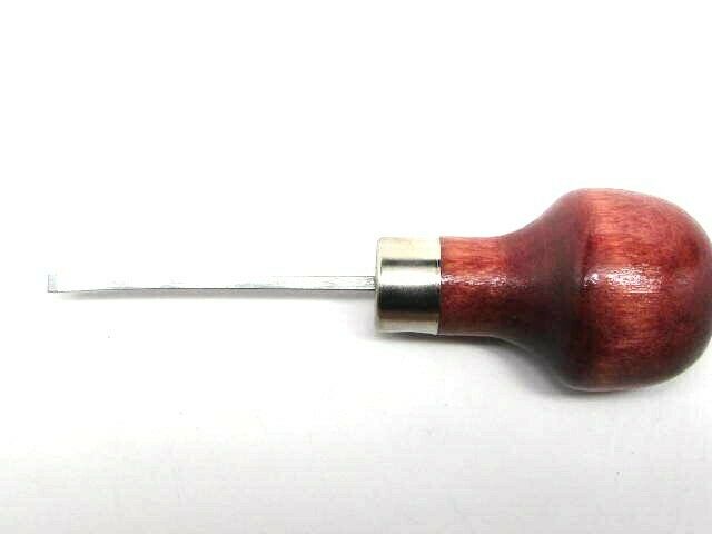 An image of a 3/16” bent carving chisel manufactured by Ramelson.
